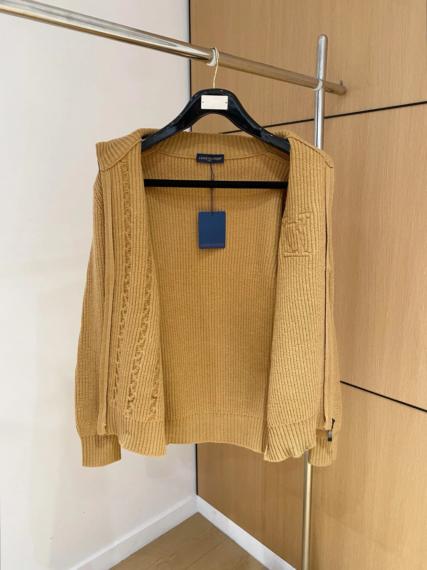 🅿️540 【LV Louis Vuitton】Autumn and winter classic cardigan sweater, in full condition! ! ! Wool blended fabric, the latest model in 2025, golden ratio! ! Slim-fitting soft gold, versatile and practical item, the combination and practicality are extremely powerful, simple and elegant, and classy! To create your own style, it is highly recommended to buy it in two colors. The standard slim fit tailoring process is suitable for both young and old men. It is knitted from wool and will not cause any discomfort! While keeping warm, it is stylish, textured and wearable, and the classic logo with contrasting colors on the chest feels in place! ! Recommended for regular customers! ! Size M-3XL (maximum wear: 190 pounds)